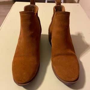 7.5 women’s Steve Madden tan suede bootie